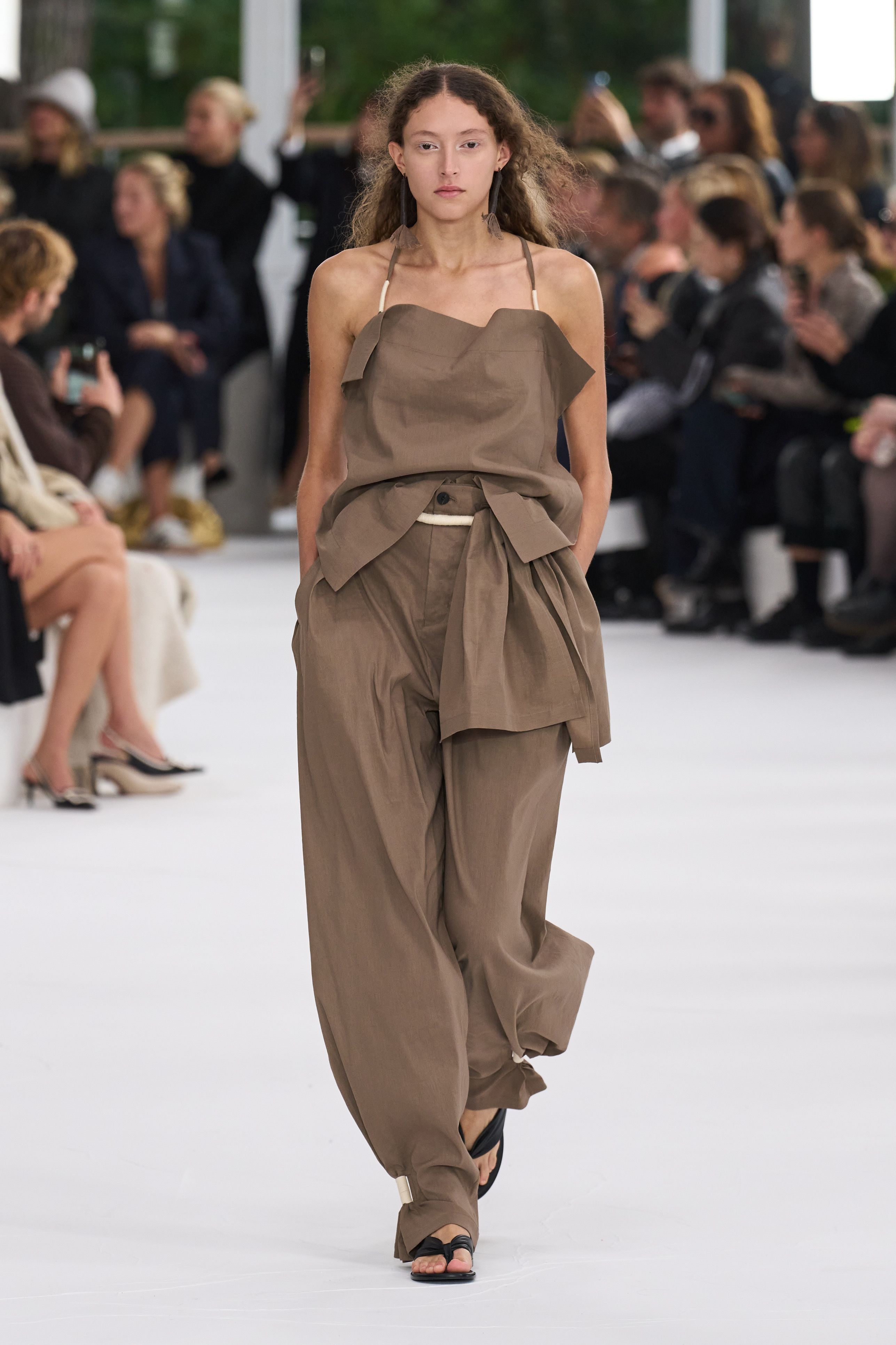 イッセイ ミヤケ(ISSEY MIYAKE)」2025春夏コレクション イッセイ ミヤケ(ISSEY MIYAKE)」2025春夏コレクション