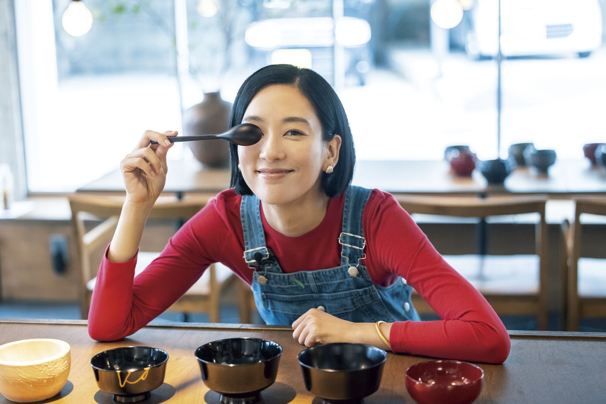 伝統的会津漆器の魅力に迫る！水川あさみさん連載「水川発酵食道」Vol.9「漆」｜ELLE Gourmet［エル・グルメ］