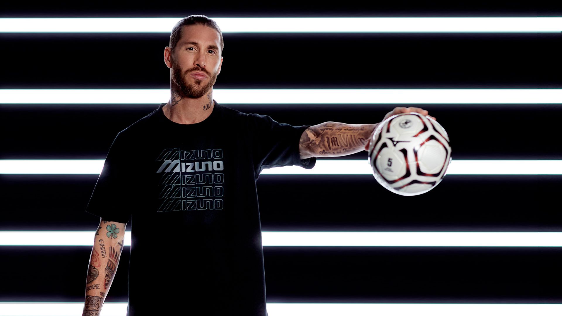 son las nuevas botas de fútbol Mizuno de Sergio Ramos