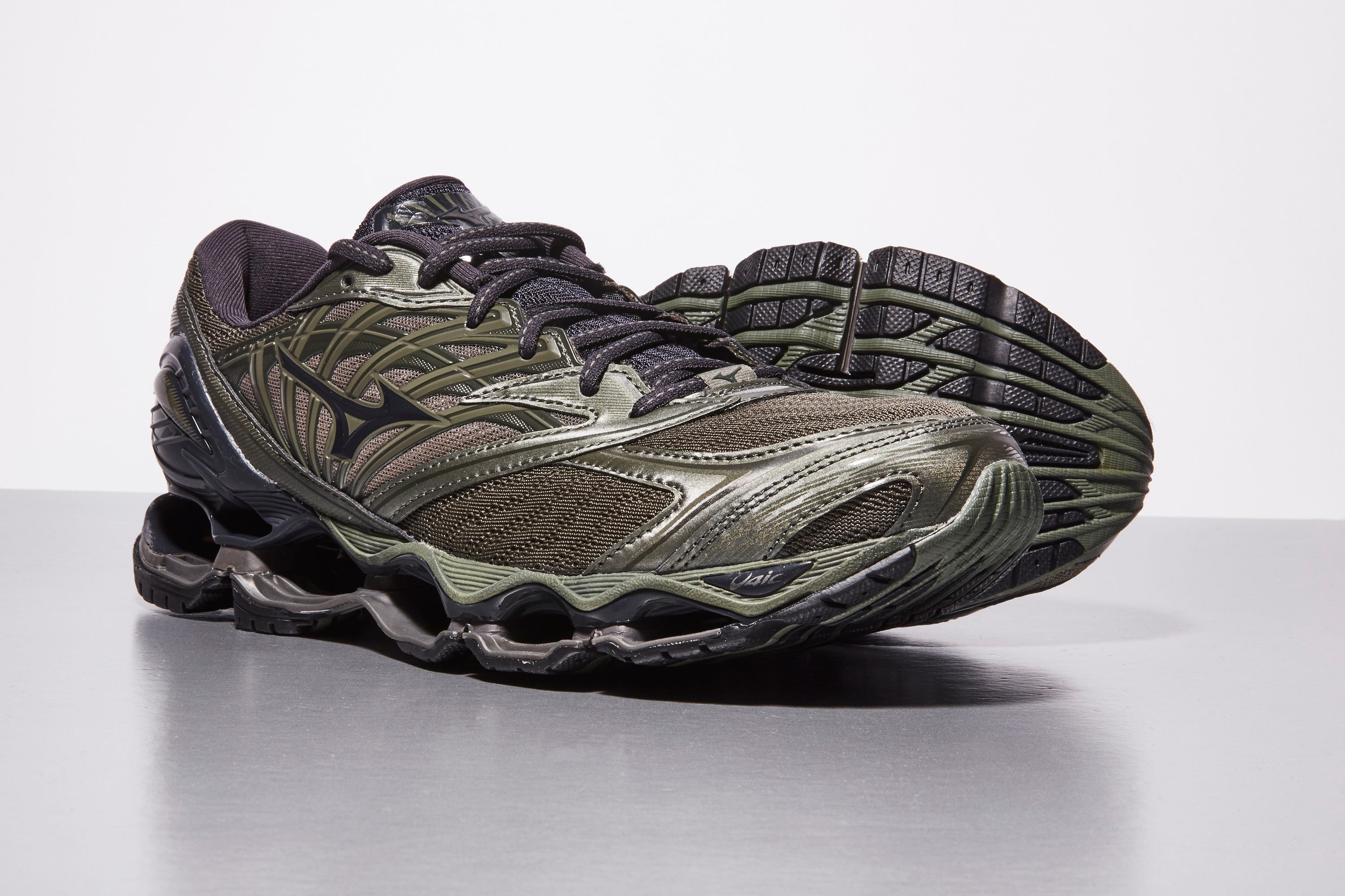 Footwear, Shoe, Outdoor shoe, Athletic shoe, Sneakers, Silver, 
