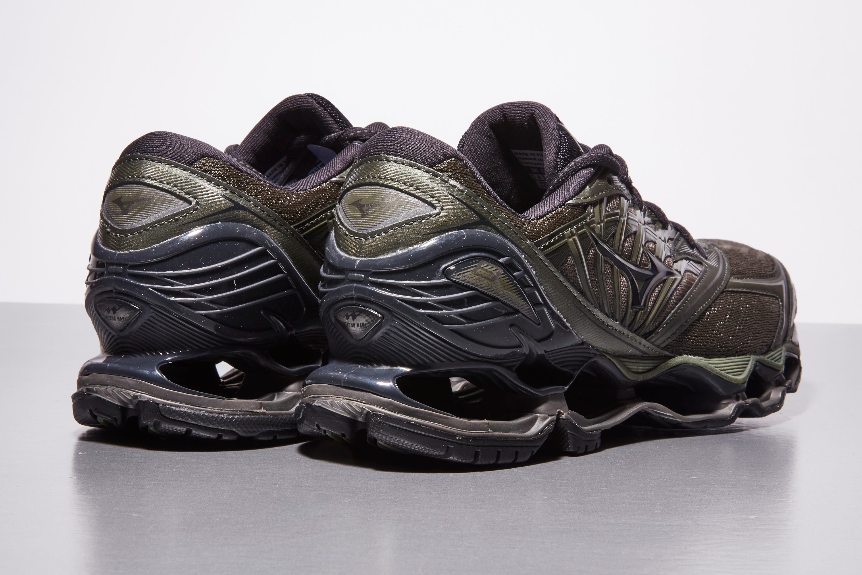 Footwear, Product, Shoe, Athletic shoe, White, Carmine, Black, Pattern, Grey, Running shoe, 