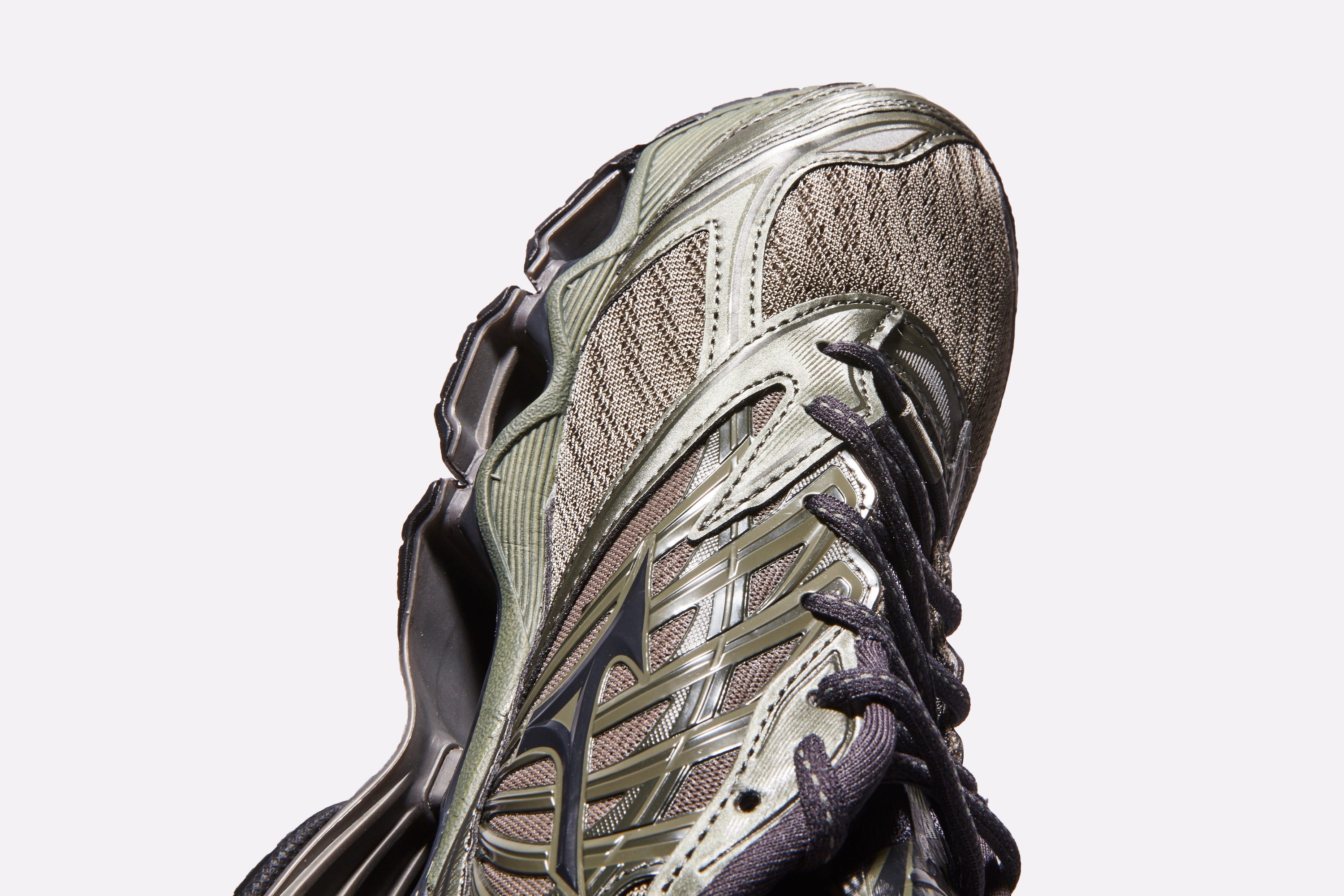 Footwear, Shoe, Leg, Athletic shoe, Silver, Outdoor shoe, Sneakers, Fictional character, Hiking boot, 
