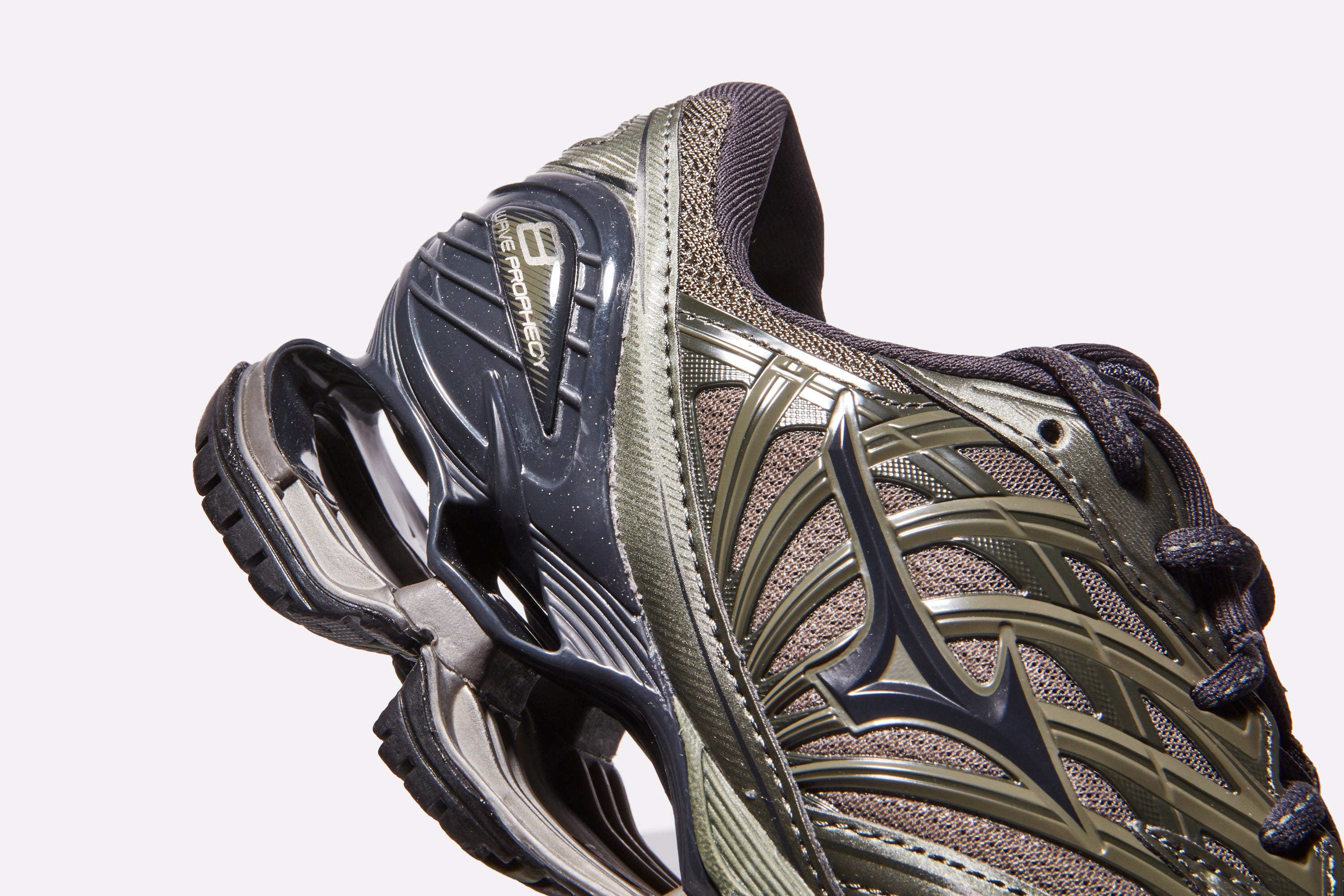Personal protective equipment, Footwear, Sports gear, Shoe, Athletic shoe, Glove, Metal, 