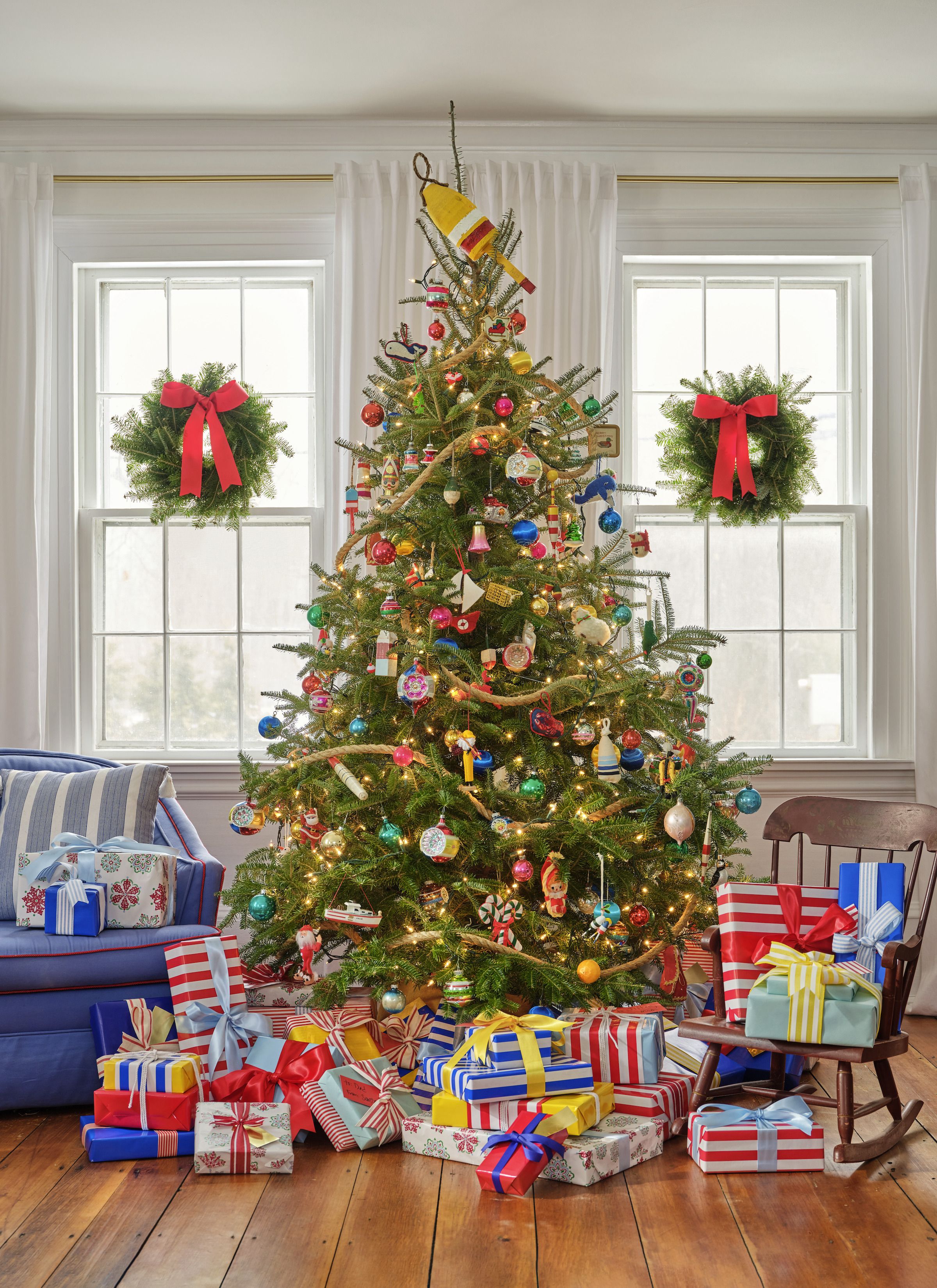 https://hips.hearstapps.com/hmg-prod/images/mizzell-maine-coastal-christmas-tree-6570cb1ea25fd.jpg