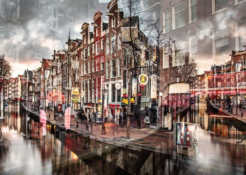 Op de Wallen in Amsterdam gebruikte Ruel een dubbele belichting om de gelaagdheid van de buurt te vangen  een metafoor voor wat er achter gesloten deuren plaatsvindt