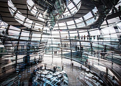 Onder de koepel van de Rijksdag in Berlijn  waar nu de Bundestag zetelt het Duitse parlement  lijken bezoekers een multidimensionale ruimte te betreden