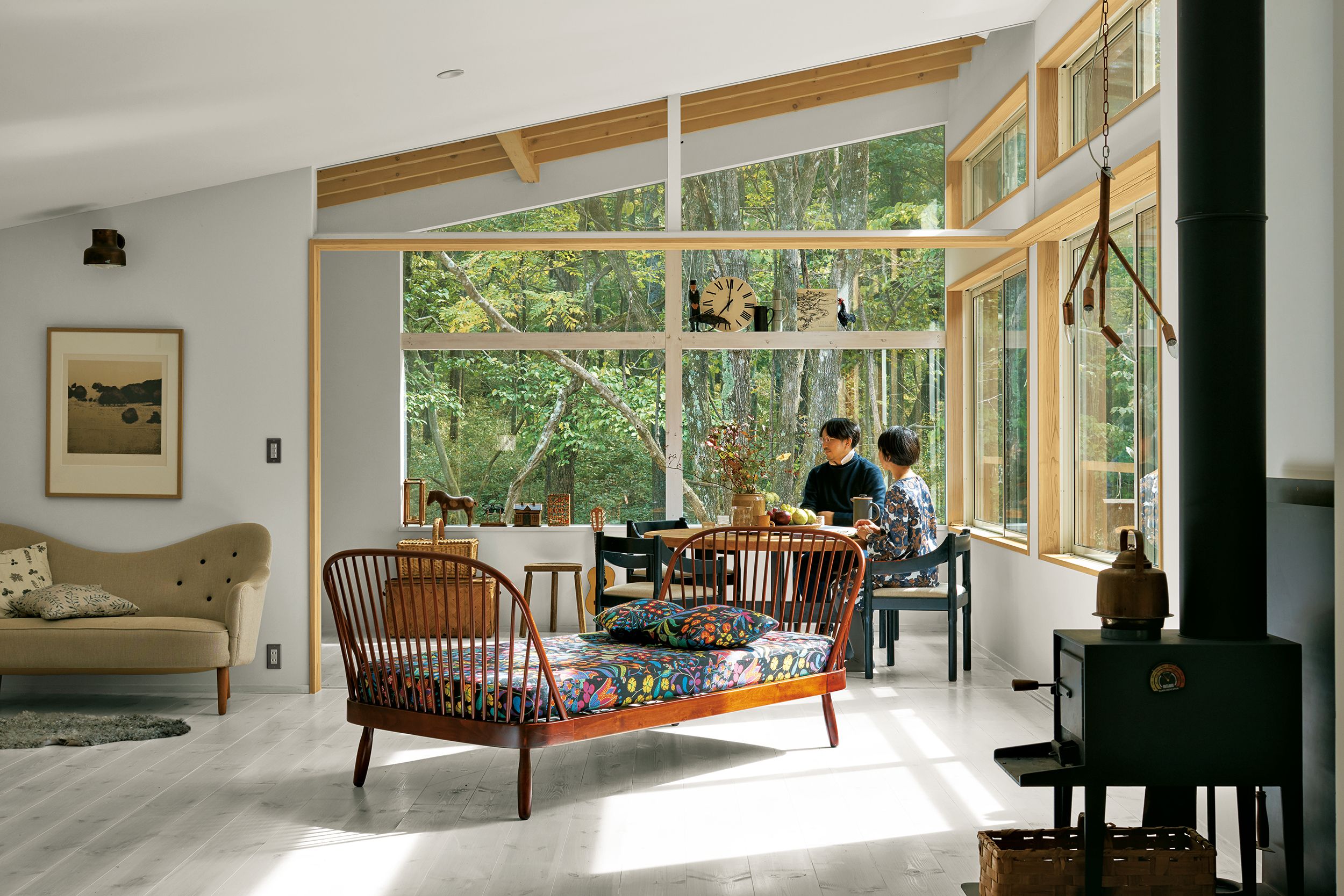 知られざるスウェーデン家具の魅力。“NATUR”オーナー須長 檀さんが暮らす 軽井沢の森の住まい