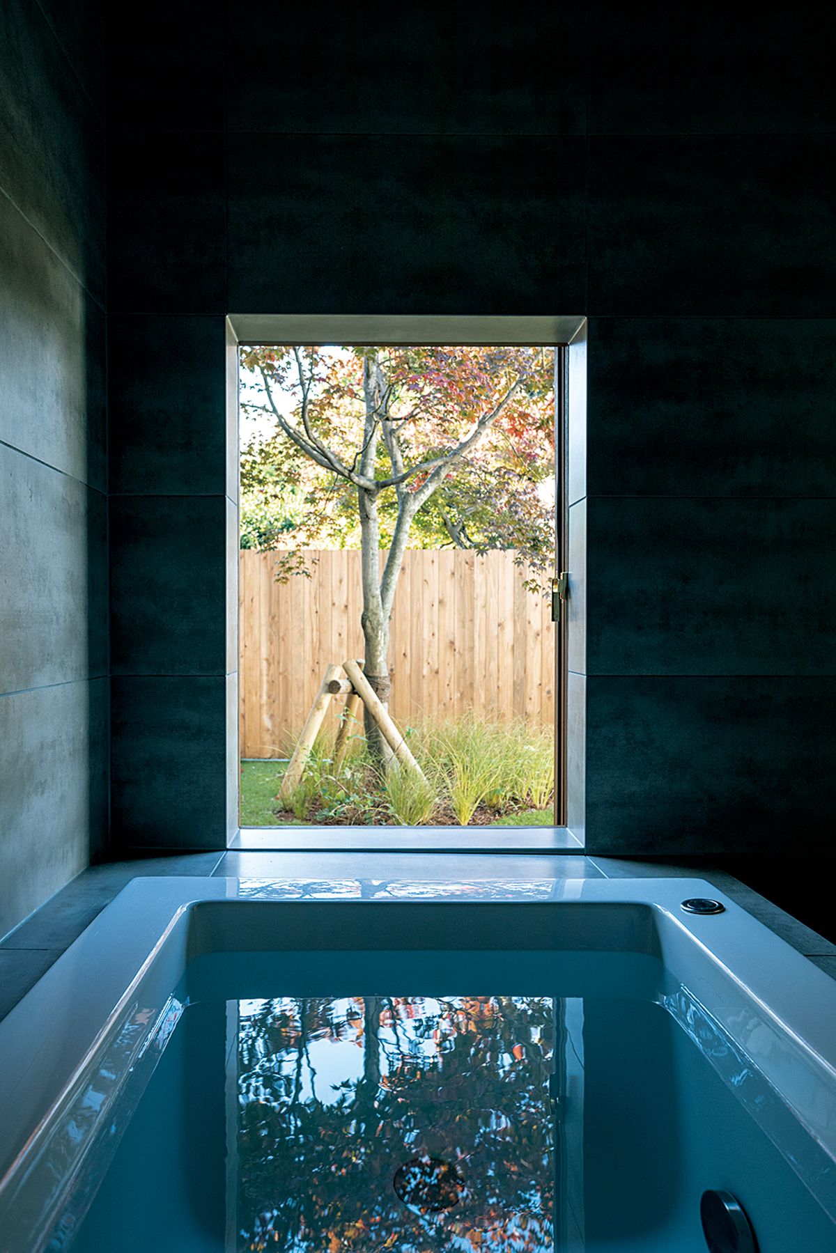 【格安saleスタート】 建築家・井川充司が手掛けた、7つの庭が囲むジグザグ形の平屋 デザイン