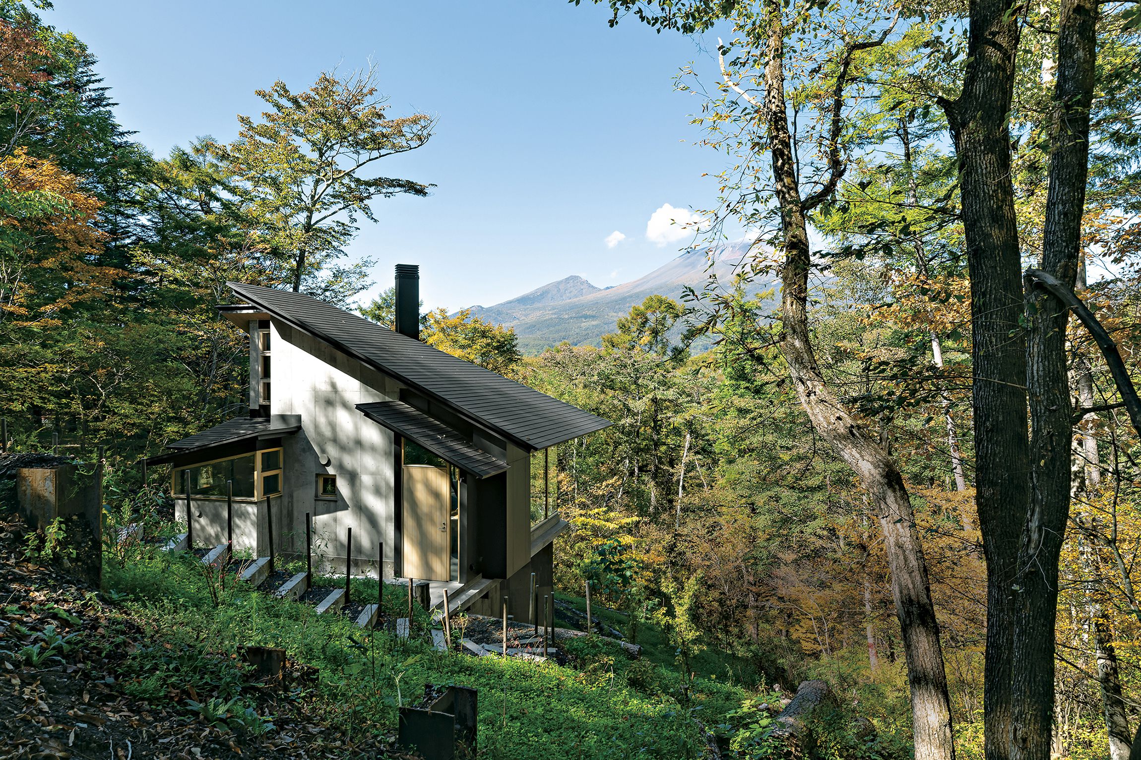 軽井沢の豊かな森と山をパノラマのようにぐるりと一望できる別荘
