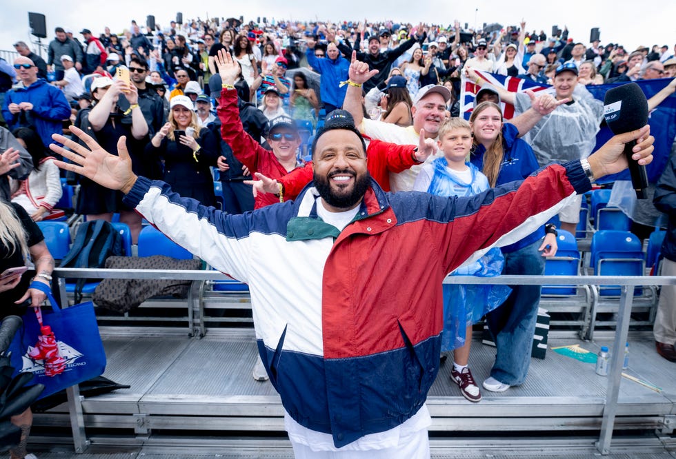 DJ Khaled, diretor de marketing da SailGP, com espectadores na arquibancada do estádio de corrida da SailGP no primeiro dia da corrida do Grande Prêmio de Vela Mubadala de Nova York, em Nova York, EUA. Sábado, 7 de junho de 2025. Evento do Campeonato Rolex SailGP, 6ª temporada de 2025. Foto: Mike Lawrence para a SailGP. Imagem do folheto fornecida pela SailGP.