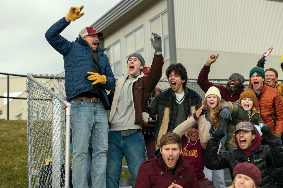 Minha vida com os Walter Boys. (da esquerda para a direita) Marc Blucas como George, Connor Stanhope como Danny, Myles Perez como Lee, Alix West Lefler como Parker, Lennix James como Benny, Dean Petriw como Jordan no episódio 210 de Minha vida com os Walter Boys. cr. David Brown/Netflix © 2025