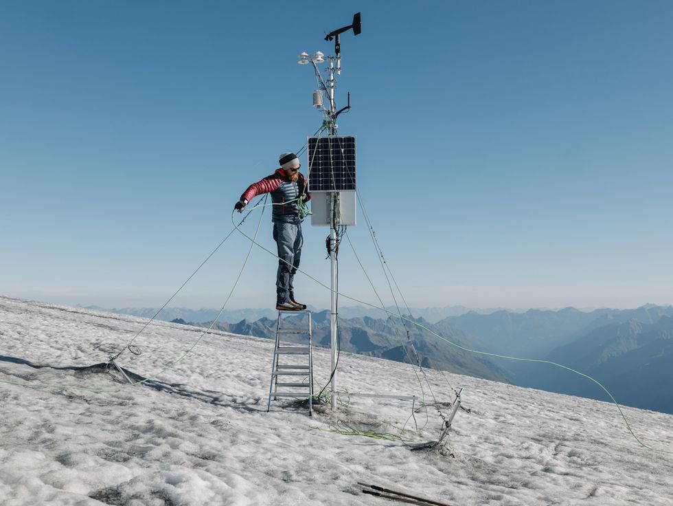 Martin StockerWaldhuber vergaart gegevens en stelt een geautomatiseerd weerstation opnieuw in Het was tijdens een bezoek aan zon weerstation in 2021 dat hij per toeval de hoorntjes van de jonge gems uit het ijs zag steken