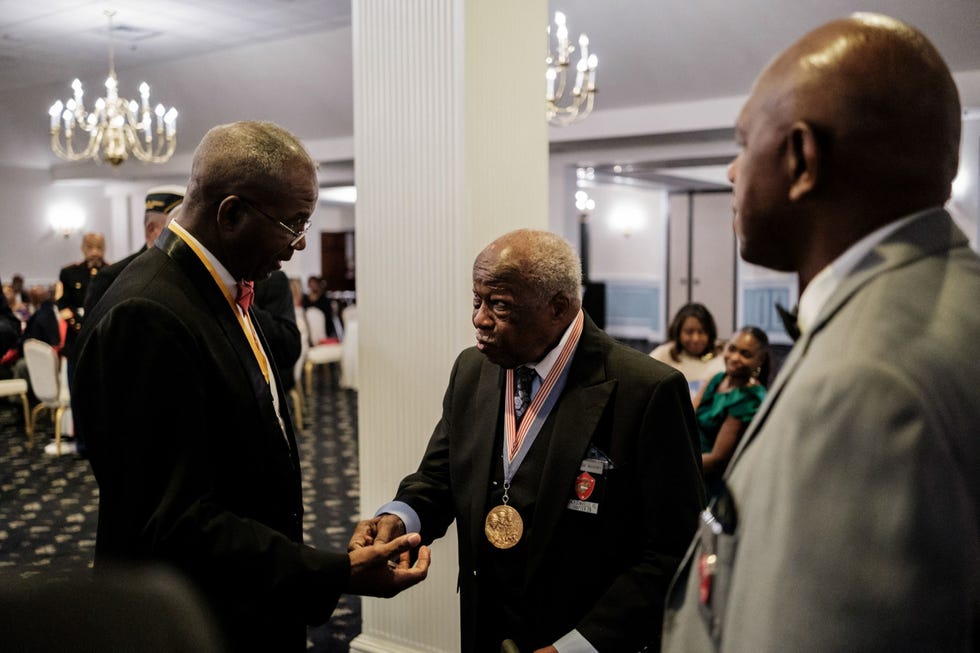 Marinierveteranen Ron Bailey George McIvory en George Gilli hebben een onderonsje tijdens het tachtigste Montford Point Marine Anniversary Gala op 25 augustus 2022 in Camp Lejeune