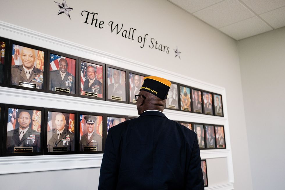 Een van de Montford Point Marines bekijkt The Wall of Stars in het museum in Camp Johnson North Carolina ter ere van de prestaties van AfroAmerikaanse mariniers