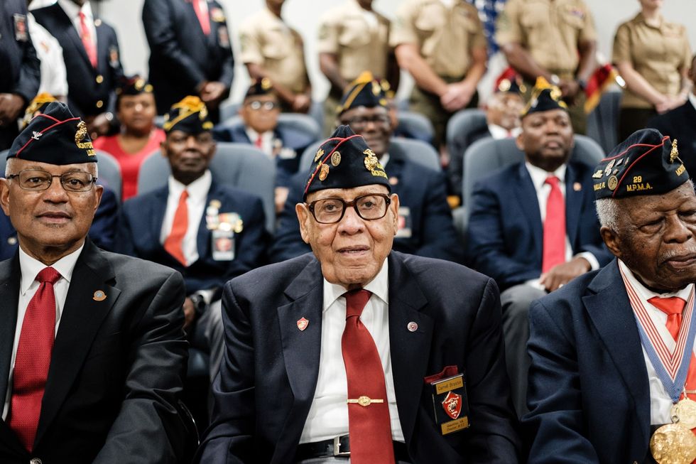 Marinierveteranen Kenneth D Dunn Carroll William Braxton en George McIvory tijdens een bijeenkomst ter ere van de Montford Point Marines AfroAmerikanen vochten ook al mee tijdens de Amerikaanse Onafhankelijkheidsoorlog maar tot de Tweede Wereldoorlog mochten ze geen dienst nemen in het Marine Corps
