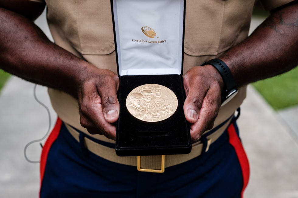Luitenantgeneraal Marice Smith houdt de Congressional Gold Medal vast die aan zijn grootvader sergeant Fred Mozzell werd uitgereikt Mozell was een van de circa 20000 mannen die behoorden tot de eerste lichtingen zwarte rekruten in het US Marine Corps