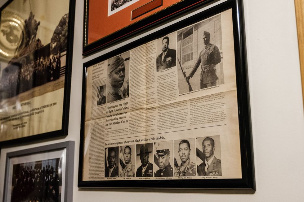 Een uitgeknipt krantenartikel over de mariniers van Montford Point is een van de vele memorabilia die voormalig luitenantgeneraal Joe Geeter in zijn woning bewaart Geeter was gedurende twee termijnen voorzitter van de Montford Point Marines Association en zet zich in voor het vastleggen van de inzet van de eerste zwarte rekruten