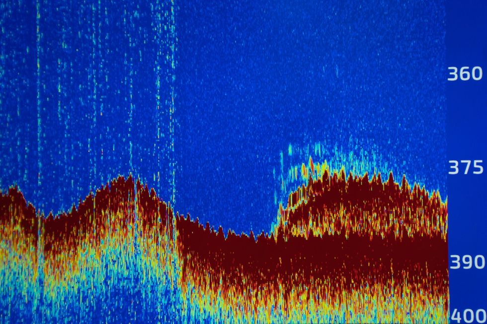 In dit signaal van een sidescan sonar is op een diepte van 120 meter een groot object op bodem van de Atlantische Oceaan te herkennen de U111