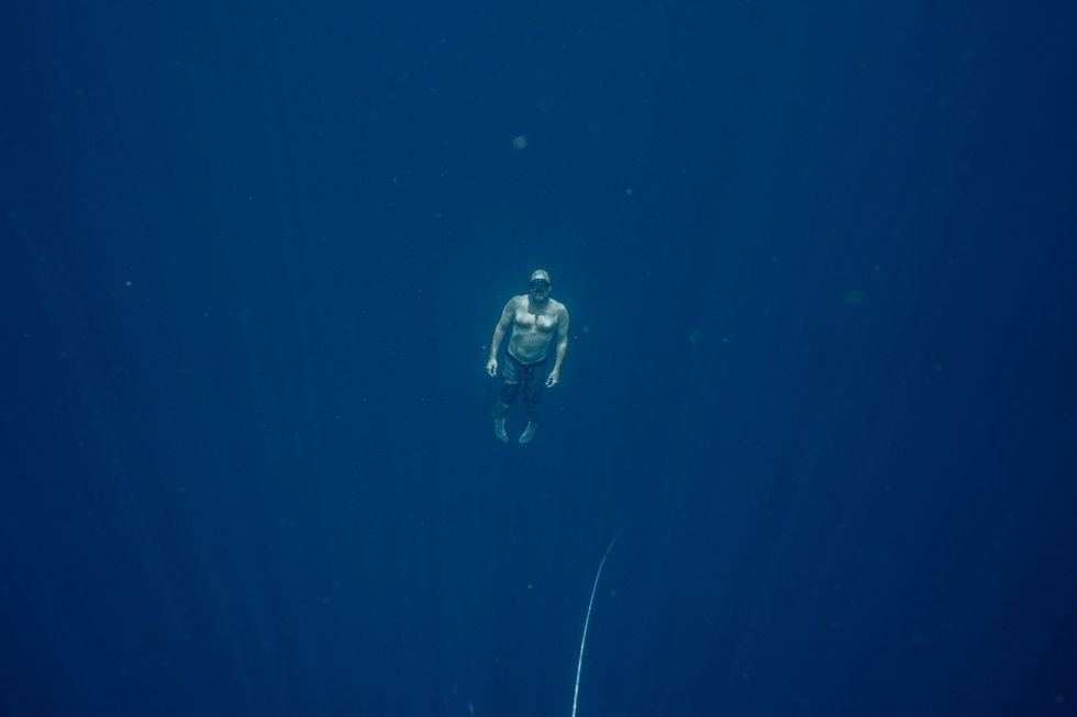 Tijdens de expeditie naar het wrak van de U111 op Labor Day 2022 5 september stijgt Rusty Cassway de kapitein van de RV Explorer na een korte vrije duik in een ongebruikelijk kalme Atlantische Oceaan weer naar de oppervlakte Ervaren technische duikers als Cassway hebben meer dan honderd kilo aan duikuitrusting nodig om veilig naar wrakken te duiken die op een zo grote diepte liggen als de U111