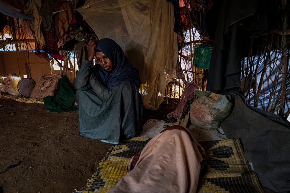 Ook in Ethiopi ontvouwt zich een ernstige humanitaire crisis In het noorden van het land woedt een gewelddadige burgeroorlog terwijl het zuiden wordt geconfronteerd met de verwoestende gevolgen van de klimaatverandering Door de aanhoudende droogte zijn veedieren massaal gestorven zijn veel mensen ontheemd geraakt en is het levensonderhoud van veel families verstoord