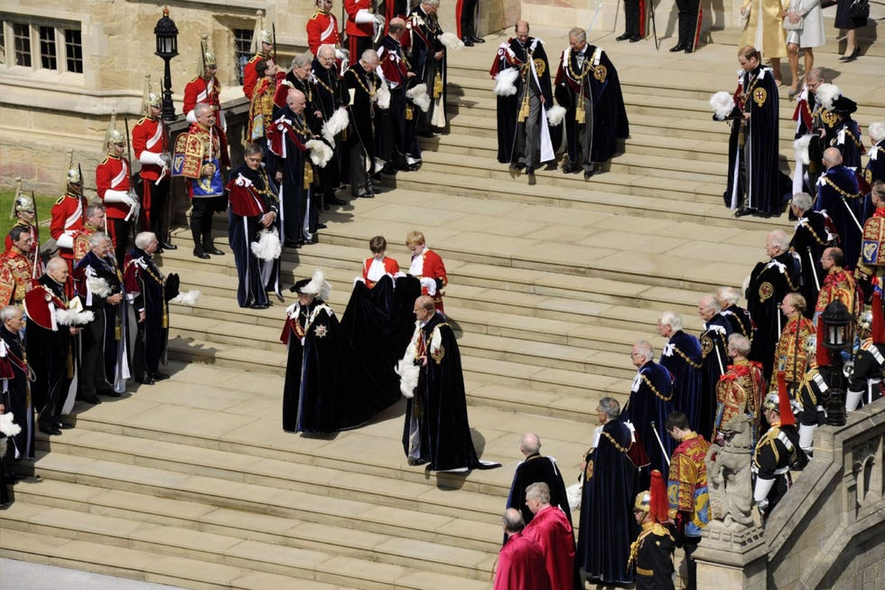 Garter Ceremony, Windsor Palace, UK Na de Ceremonie van de Kousenband in de St Georges Chapel binnen de muren van Windsor Castle lopen pas genstalleerde Ridders in de Orde van de Kousenband naar buiten De orde werd in 1805 opgeheven maar in 1948 door koning George VI weer in het leven geroepen de ceremonie wordt sindsdien jaarlijks gehouden
