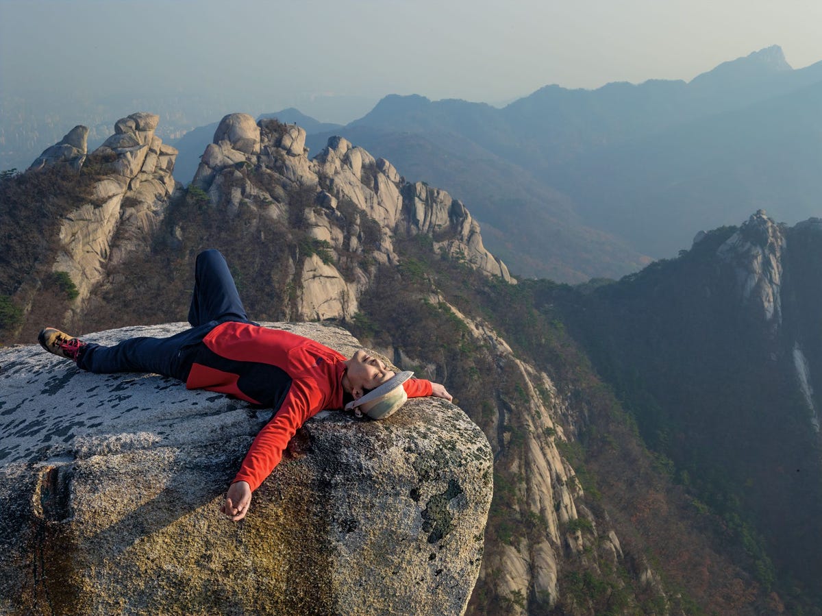 Op een steenworp van Seoul de drukke hoofdstad van Zuid Korea rust zakenman Sungvin Hong uit na een bergwandeling in het nationale park van Bukhasan dat jaarlijks vijf miljoen bezoekers trekt