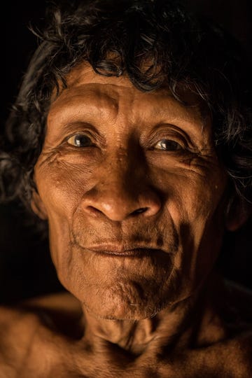 Karapiru een lid van de Braziliaanse Awstam poseert in 2017 in zijn huis in Tiracambu voor de foto Eind jaren zeventig overleefde hij een aanval en vluchtte de jungle in waar hij aan een tien jaar durende tocht door het oostelijke Amazonegebied begon Op 16 juli 2021 overleed hij aan een luchtwegaandoening als gevolg van COVID19