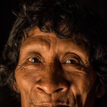 Carapiru Karapiru een lid van de Braziliaanse Awstam poseert in 2017 in zijn huis in Tiracambu voor de foto Eind jaren zeventig overleefde hij een aanval en vluchtte de jungle in waar hij aan een tien jaar durende tocht door het oostelijke Amazonegebied begon Op 16 juli 2021 overleed hij aan een luchtwegaandoening als gevolg van COVID19