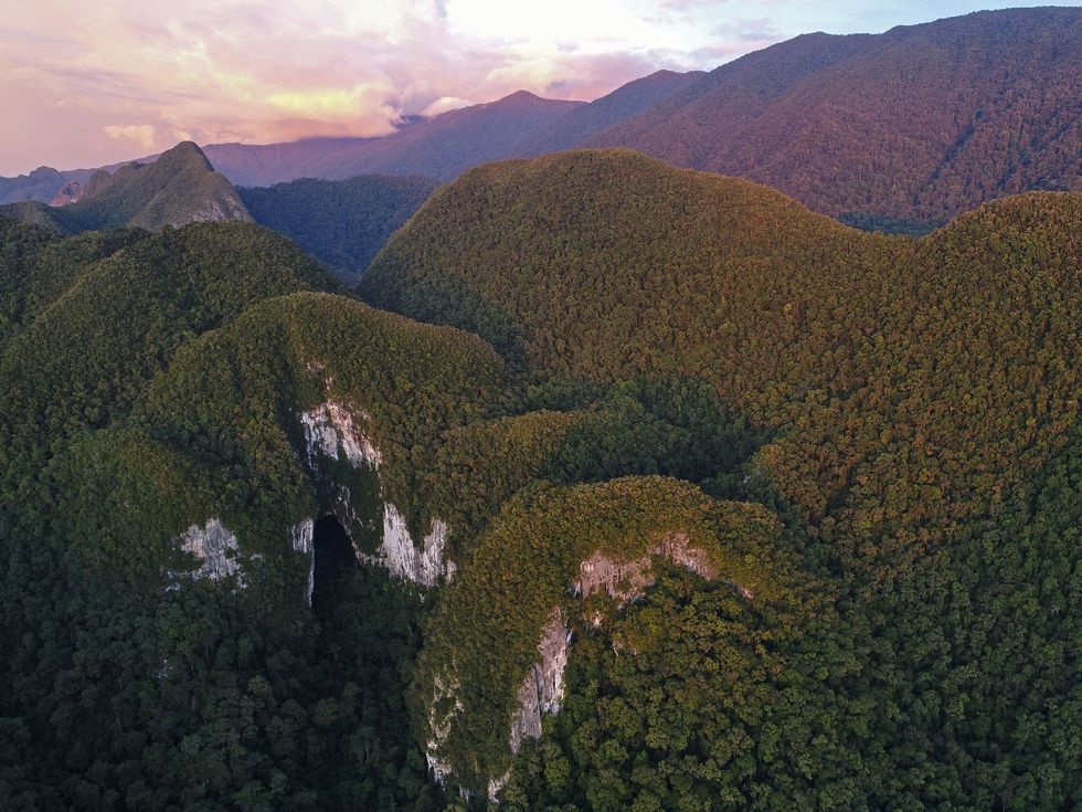 Gunung Mulu National Park ligt op het Maleisisch eiland Borneo en staat op de UNESCOwerelderfgoedlijst Bedekt onder een groen kleed van regenwoud ligt een kalkstenen labyrint van s werelds meest uitgebreide grottensysteem