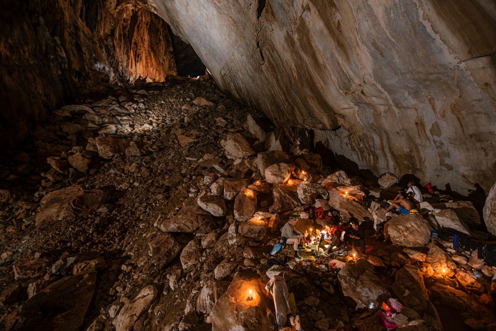 De hoge rotswanden van de Gua Nasib Bagus  Good luck Cave gallerij zorgt ervoor dat de campingplaats van de speleologen extra klein lijkt