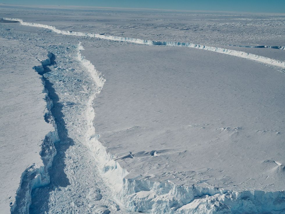 B46 is feitelijk een langgerekt stuk ijs dat is afgebroken van het uiteinde van het ijsplateau aan de voet van de Pine Islandgletsjer oftewel van het drijvende deel van de gletsjertong die in zee uitmondt De ijsberg valt nu al langzaam uiteen in afzonderlijke stukken die uiteindelijk als losse ijsbergen zullen wegdrijven