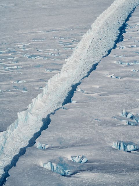De kloof tussen ijsberg B46 en het ijsplateau aan de voet van de Pine Islandgletsjer in WestAntarctica