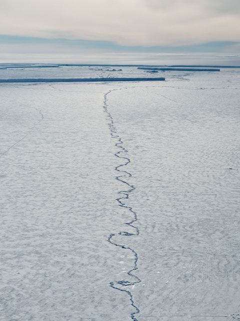 In het ijsplateau van de Pine Islandgletsjer zelf begint zich een meanderende scheur te vormen