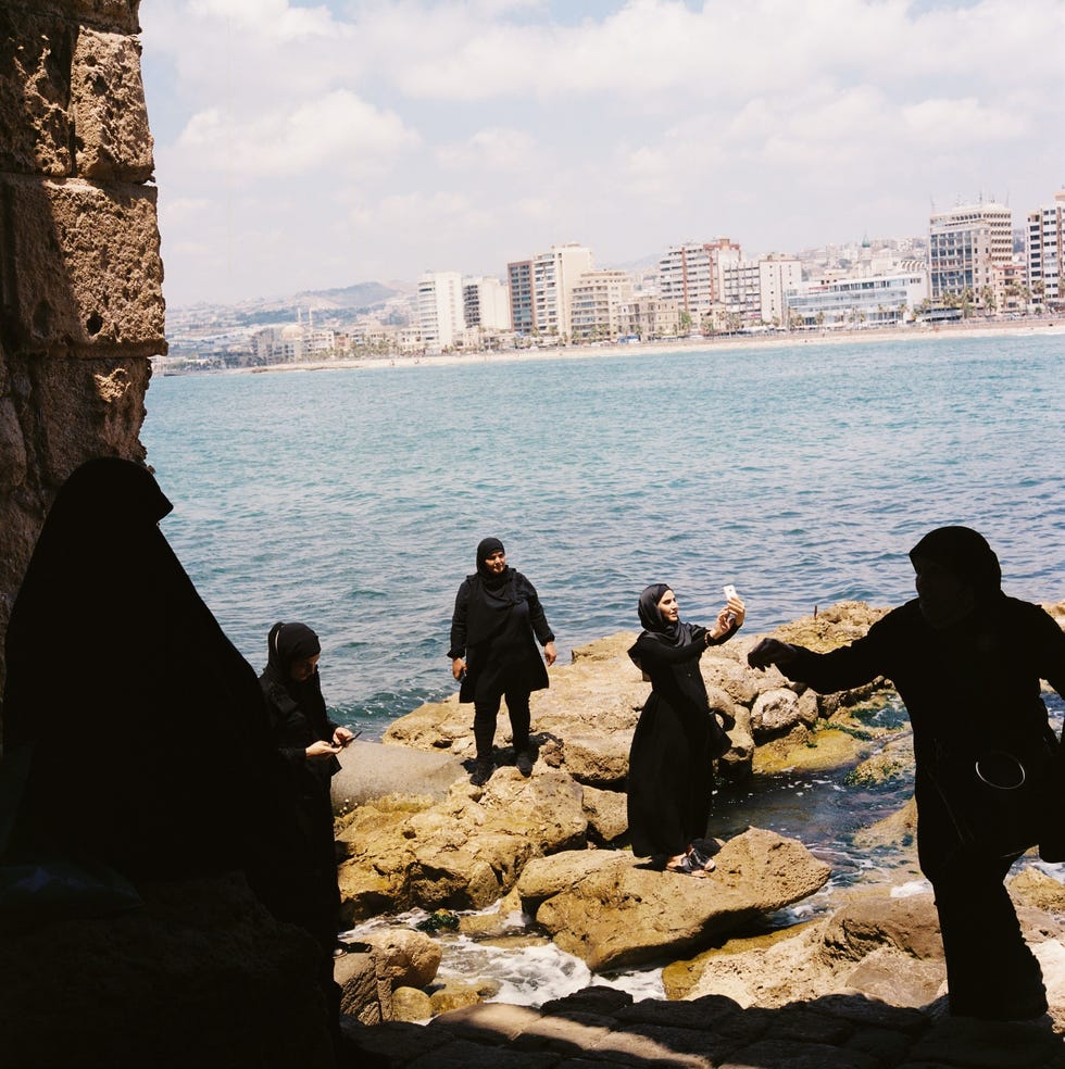 Beirut group Ooit heersten Fenicische zeevaarders over Sidon dat tegenwoordig de op twee na grootste stad van Libanon is Het kleine land aan de Middellandse zee was in de jaren negentig economisch succesvol maar inmiddels kampt het land met een van de ergste financile crises in eeuwen aldus de Wereldbank