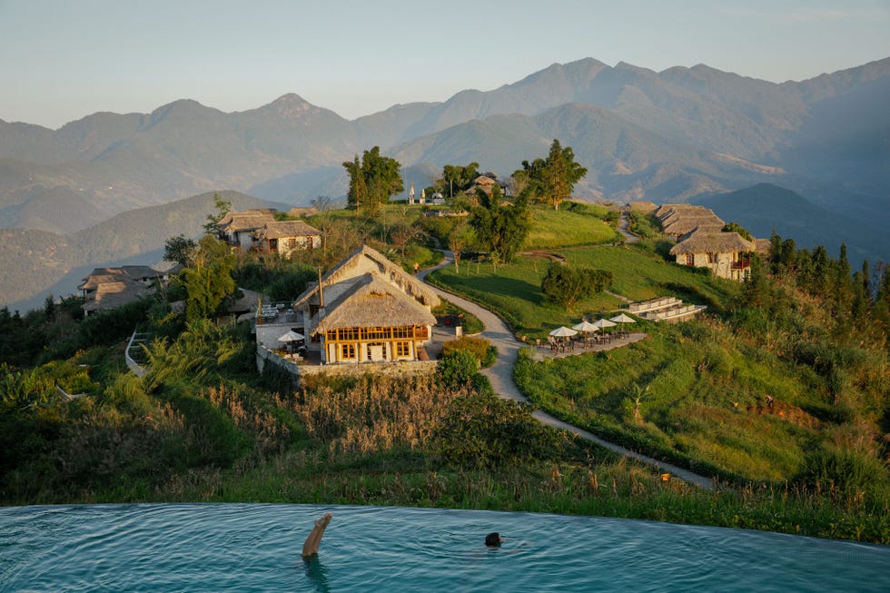 Vlakbij Sa Pa kunnen gasten van Topas Ecolodge zwemmen in een infinity pool en slapen in rieten bungalows Topas is lid van National Geographic Unique Lodges of the World