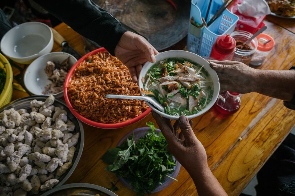 Een keuken in Sa Pa Market verkoopt pho noedelsoep Phobouillon wordt traditioneel gemaakt met een mix van geurige kruiden inclusief zwarte kardemom