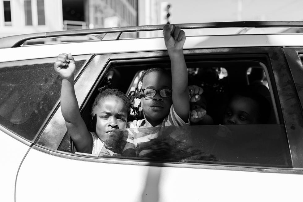 Kinderen in Tulsa ballen hun vuist tijdens een optocht ter herdenking van het bloedbad van Tulsa honderd jaar eerder Tijdens de twee dagen durende slachtpartij in 1921 doodde een witte meute niet minder dan driehonderd zwarte inwoners van de stad en verwoestte een buurt vol succesvolle bedrijven die ook wel het zwarte Wall Street werd genoemd