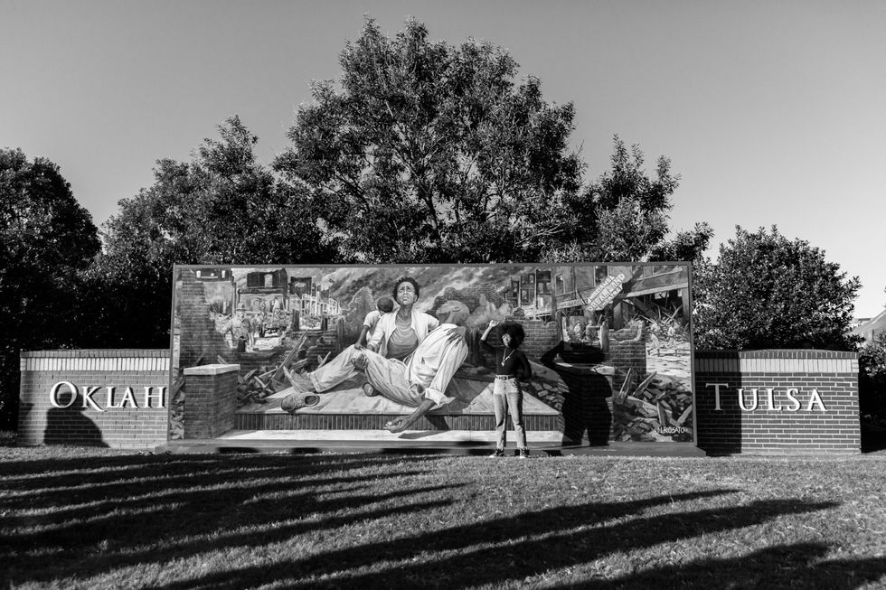 Op de campus van de Oklahoma State University herinnert een muurschildering aan het bloedbad van Tulsa een gebeurtenis die tijdens een groot deel van de vorige eeuw werd verzwegen en gebagatelliseerd