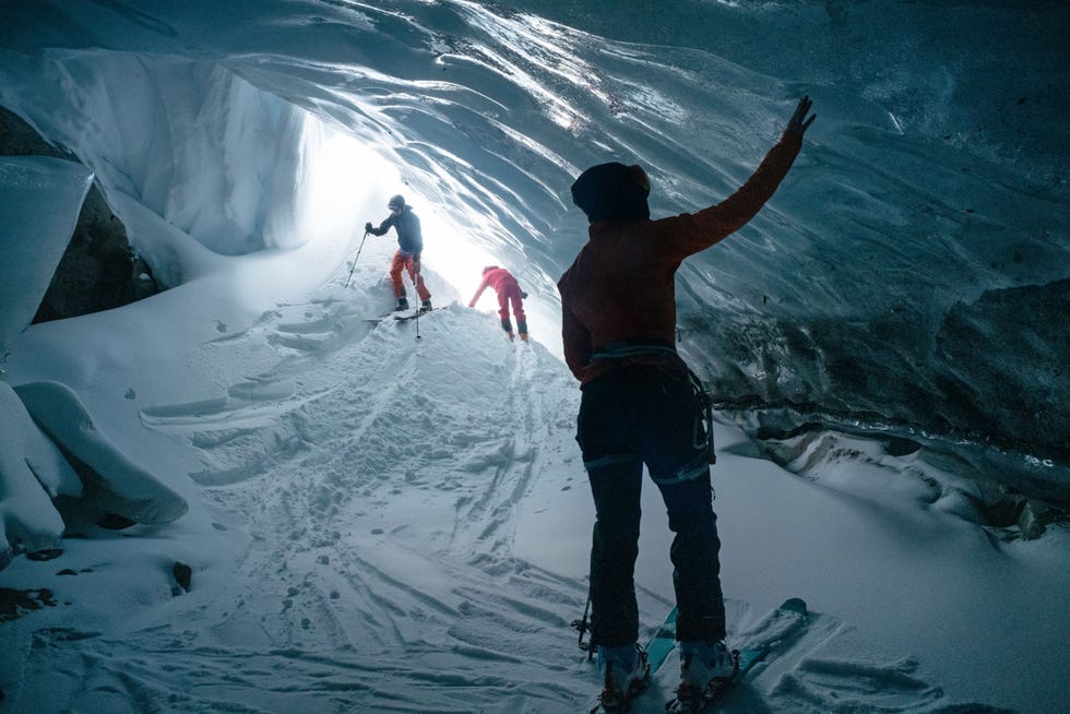 Onderzoekers bestuderen een ijsgrot in de Persgletscher Dit soort grotten ontstaat op natuurlijke wijze maar de recente vergroting van de spelonk is een teken dat de gletsjers snel slinkt Sommige gletsjers zijn al bijna verdwenen tot groot verdriet van de bevolking Als de uitstoot van broeikasgassen niet drastisch wordt teruggedrongen zouden de Alpen tegen het jaar 2100 bijna ijsvrij kunnen zijn