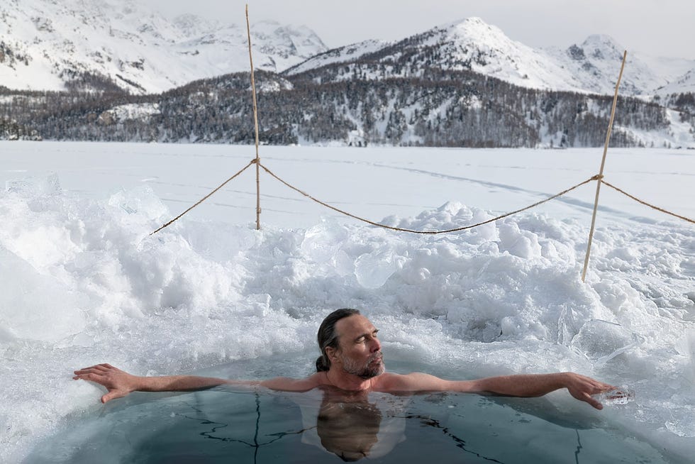 Koude winters met veel sneeuw bepalen het leven de folklore en de tradities in de Alpen GianNicola Bass houdt enkele van deze Zwitserse levenswijzen in ere in het Kulturarchiv Oberengadin en gelooft dat een onderdompeling in de met ijs bedekte Silsersee zijn immuunsysteem sterkt