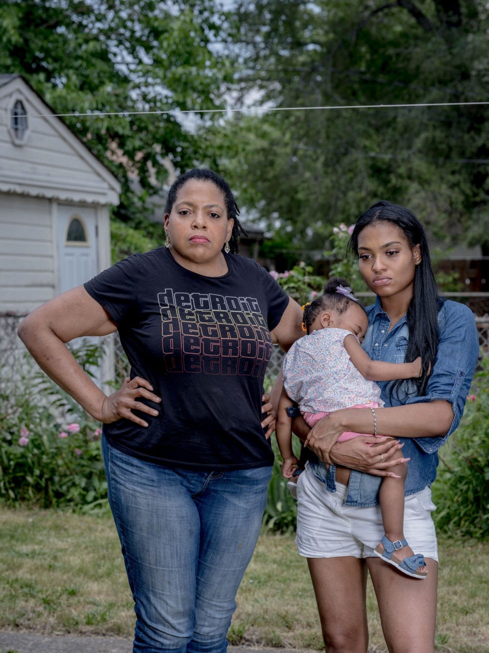 Detroit, United States DETROIT VERENIGDE STATENIn Detroit poseert Biba Adams een journaliste uit Detroit samen met haar dochter Maria Williams en haar oma Gia Williams voor een foto 10 juni 2020 Adams verloor haar moeder oma en tante door het coronavirus Dat je je moeder verliest is al erg genoeg zei Adamseind juli 2020 toen de pandemie in de VS inmiddels meer dan 150000 doden had geist Maar om haar te verliezen als een van de 150000 dodelijke slachtoffers is nog pijnlijker Ik wil niet dat ze een nummer is Ze had dromen dingen die ze graag nog wilde doen Ze ws iemand En ik zal haar naam verheffen