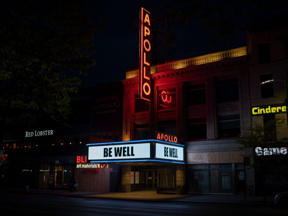 NEW YORK VERENIGDE STATENHet Apollo Theater is al sinds de jaren dertig een instituut in de wijk Harlem en een van de plekken waar destijds nieuwe muziekvormen als jazz rb en blues tot d genres van het Amerikaanse leven uitgroeiden Het Apollo was een van de vele historische concertzalen in New York die begin 2020 hun deuren sloten om de verspreiding van COVID19 tegen te gaan Het theater zou anderhalf jaar dicht blijven en kon pas in augustus 2021 weer worden geopend tot grote vreugde van muziekliefhebbers