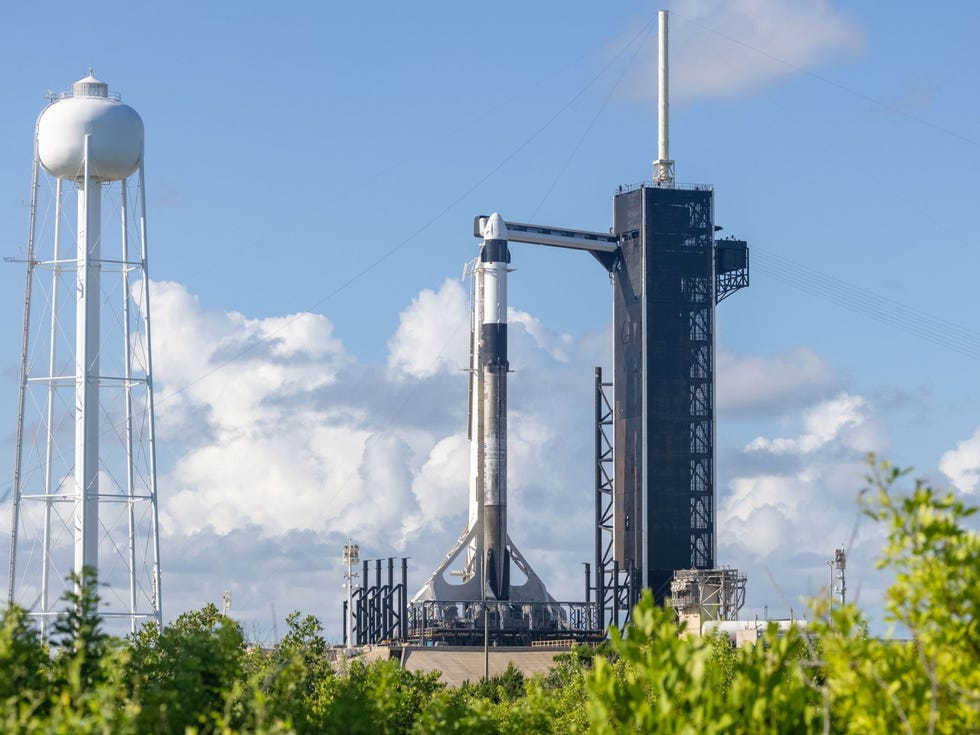 Kort voor de lancering van de missie Inspiration4 op 15 september 2021 staat een Falcon 9raket van het bedrijf SpaceX met daarop de Crew Dragoncapsule Resilience klaar op het historische lanceerplatform 39A van het Kennedy Space Center van de NASA