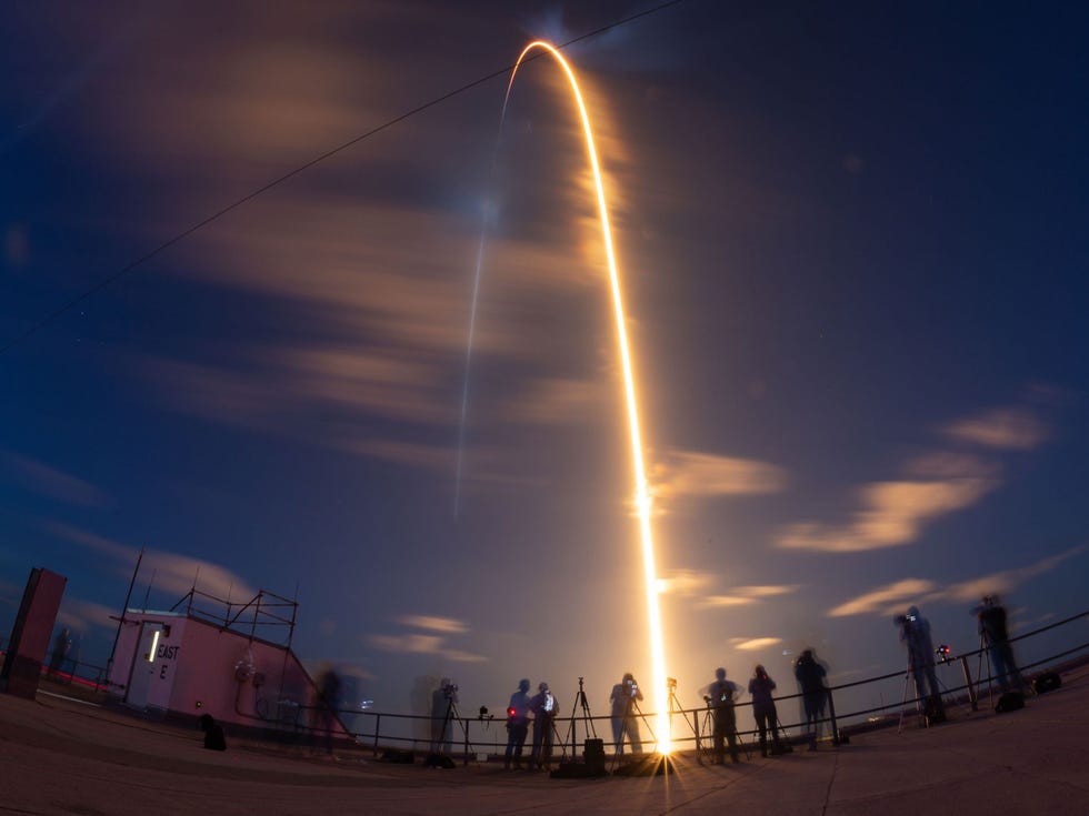 Terwijl een Falcon 9raket van SpaceX een vurig spoor door de hemel trekt is de Inspiration4missie op weg naar een omloopbaan rond te aarde 15 september 2021