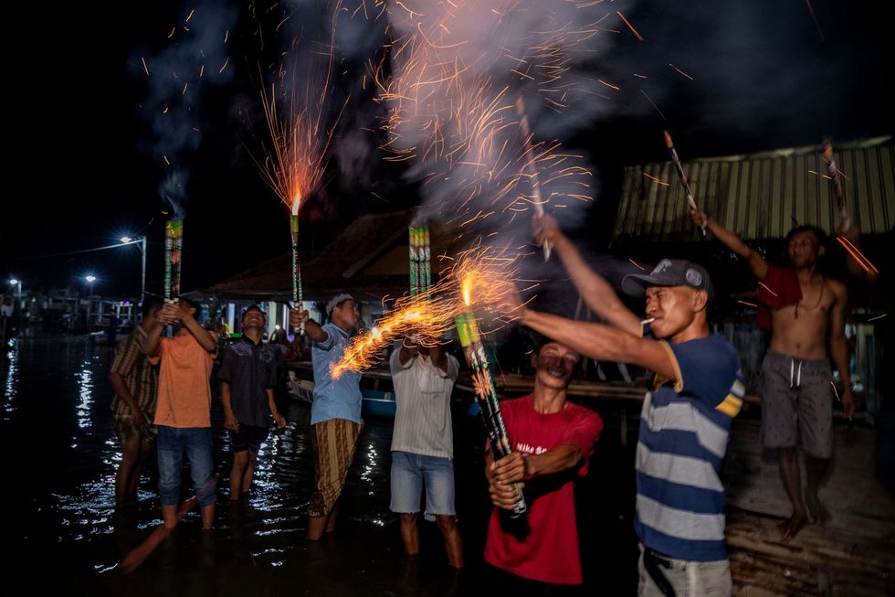 Aan het einde van de vastenmaand Ramadan vieren dorpelingen in Timbulsloko het feest Eid alFitr met vuurwerk en de spreekzang Welkom Eid alFitr in de waterwereld