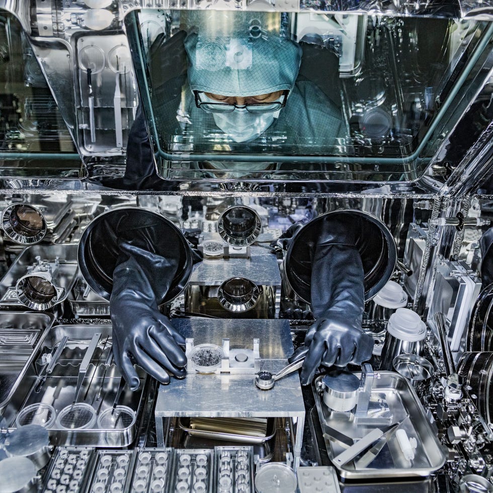 remapping-solar-system-lab Eeuwenoud materiaal van de asterode Ryugu bevindt zich nu in het Extraterrestrial Sample Curation Center in Sagamihara in Japan Het is door ruimtevaartuig Hayabusa2 van de Japan Aerospace Exploration Agency teruggebracht naar de aarde Wetenschappers hopen dat het monster de geheimen over de vroege vorming van planeten en misschien zelfs over de oorsprong van het leven op aarde zal helpen ontsluieren Het ruimtevaartuig is nu op een verlengde missie en zal in 2031 bij een andere asterode arriveren Uit De kleine wonderen die geheimen van het zonnestelsel ontsluieren september 2021