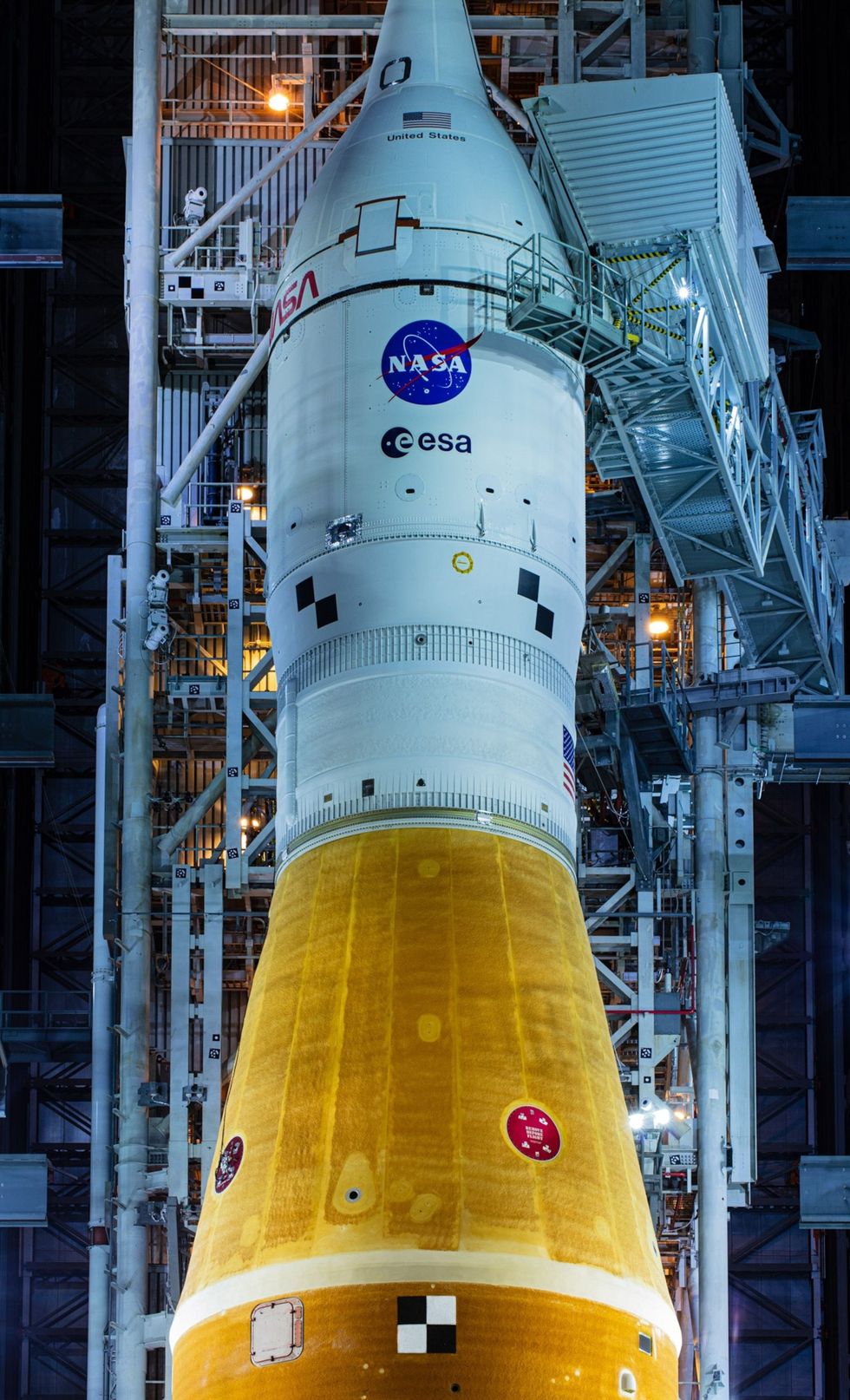 De SLSraket Space Launch System voor Artemis I staat nog in het Vehicle Assembly Building op het Kennedy Space Center van de NASA in Florida De 98 meter hoge raket is ontworpen voor de lancering van het ruimtevaartuig Orion ten behoeve van een nieuwe reeks missies naar de maan