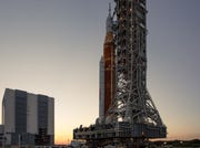 Tijdens een test op het Kennedy Space Center van de NASA in Florida wordt de Artemis Iassemblage op 17 maart 2022 voor het eerst uit het Vehicle Assembly Building gerold