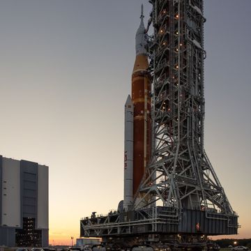 Tijdens een test op het Kennedy Space Center van de NASA in Florida wordt de Artemis Iassemblage op 17 maart 2022 voor het eerst uit het Vehicle Assembly Building gerold