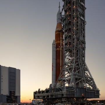 https://i.natgeofe.com/n/14d57974-8a88-4ea4-b9c1-5fb65ae7299c/MM9498_220317_1078.jpg Tijdens een test op het Kennedy Space Center van de NASA in Florida wordt de Artemis Iassemblage op 17 maart 2022 voor het eerst uit het Vehicle Assembly Building gerold
